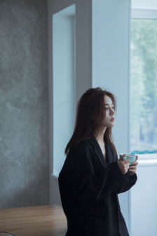 一面亲膜上边奶一个膜边